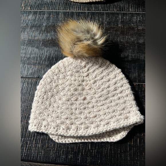 Women’s Banana Republic Beanie Hat Extra Fine Wool Tan Knit Winter Fur Pom NWOT - Picture 4 of 5